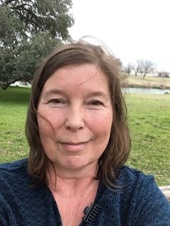 Luka Skywalkerin, draußen vor einer Wiese