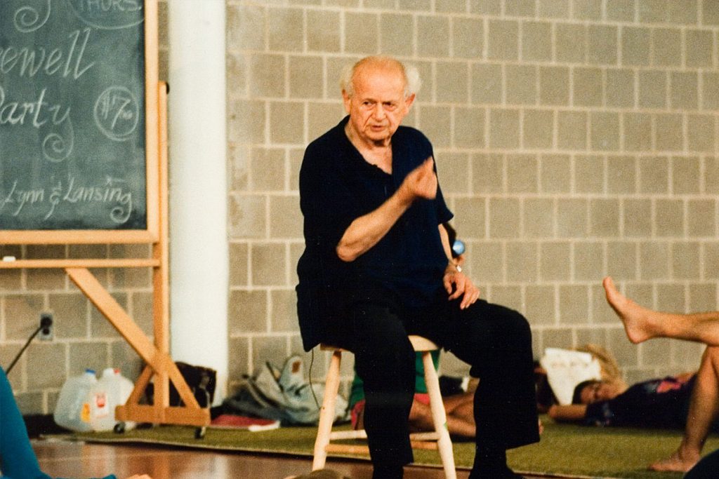 Moshe Feldenkrais hält einen Vortrag