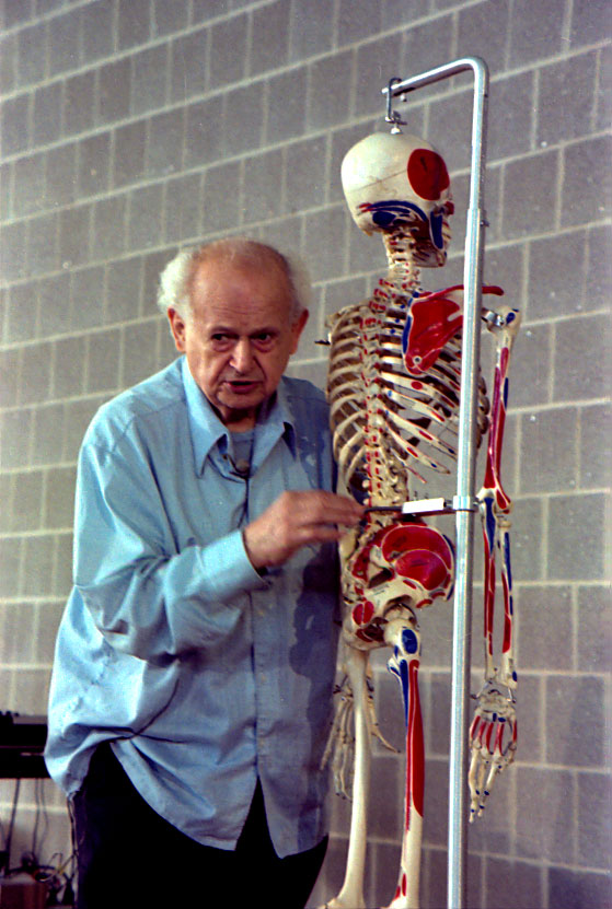 Moshe Feldenkrais erklärt mit Hilfe eines Skeletts